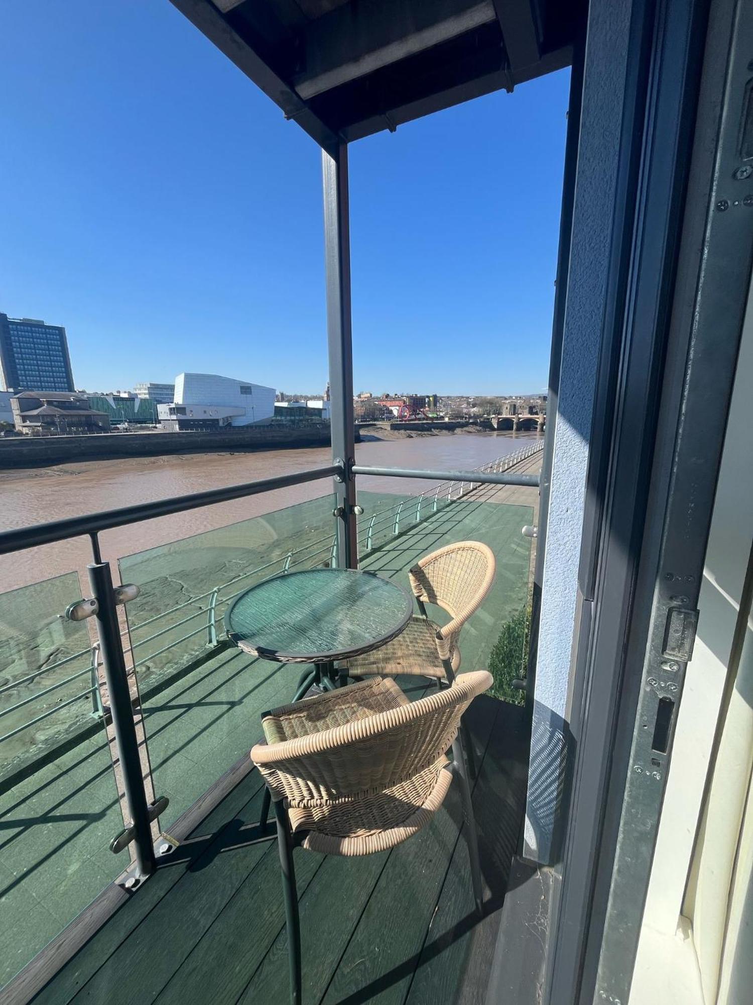 Luxury Riverside 2 Bedroomed Apartment With Balcony Newport  Exteriér fotografie
